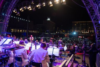 Classics unter Sternen in Chemnitz erneut vor ausverkauftem Theaterplatz - Die Classics unter Sternen fanden 2025 erneut vor ausverkauftem Theaterplatz in Chemnitz statt.