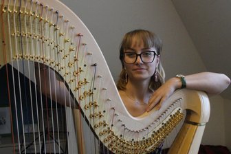 „Classics unter Sternen“ in Zwickau: Klassenfahrt kommt Bühnenauftritt in die Quere - Hedda Kürzinger an der Harfe. Die Zwickauerin trat schon mehrfach im TV auf.