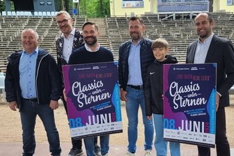 „Classics unter Sternen“ in Zwickau: Moderner war’s noch nie - Lutz Feustel von VW Zwickau, der Chorleiter des Wieck-Gymnasiums Simon Voigtländer, Krauß-Projektleiter Simon Schniebel, Matthias Krauß, Franz Uhlig und GMD Leo Siberski (v.l.) bei der Programmvorstellung der diesjährigen „Classics unter Sternen“.