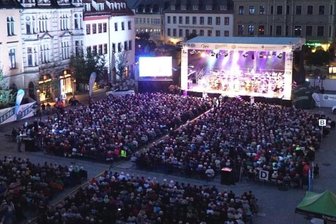 Classics wieder im Stadtzentrum - Nach zwei Jahren unter Coronabeschränkungen auf der Freilichtbühne kehrt "Classics unter Sternen" wieder auf den Hauptmarkt zurück. Diesmal allerdings ohne die Absperrzäune zu den Cafés.
