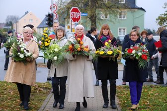Claudia Roth gedenkt der Opfer der Frauenhaftanstalt Hoheneck - Die SED-Opferbeauftragte Evelyn Zupke, die Hoheneckerin Karin Leberwurst, Kulturstaatsministerin Claudia Roth, die sächsische Justizministerin Katja Meier und die sächsische Kultusministerin Barbara Klepsch (von links) auf dem Weg zum Gedenkstein für die Opfer politischer Haft in der Sowjetischen Besatzungszone und in der DDR. 