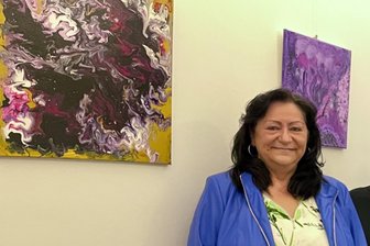 Claudia Weiß aus Pfaffengrün zeigt in Treuen Kunstschau - Claudia Weiß (li.) stellt künstlerische Arbeiten in Treuen aus.