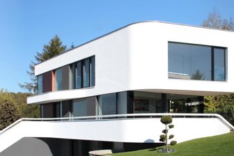 Claus Koschmieder und seine künstlerische Bauart - Ein typisches Haus der Koschmieder Bau GmbH: viel Glas, Großzügigkeit, sanfte Rundungen. 