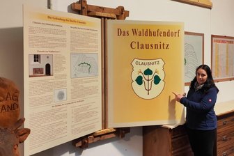 Clausnitz feiert Frühlingsmarkt - Beim Frühlingsmarkt kann man sich wie Monique Börner über die Entstehungsgeschichte von Clausnitz informieren.