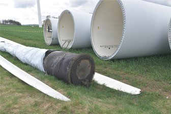 Clausnitz: Havarie-Windkraftanlage wird abgebaut - Die durch einen Brand zerstörte Windkraftanlage bei Clausnitz ist abgebaut worden.