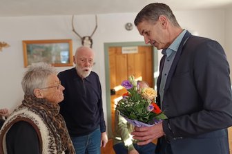 Clausnitz und das Heimathaus: Ein Abschied mit Tränen und Hoffnung - Bürgermeister Michael Funke (rechts) hat sich am Sonnabend bei Karin und Lothar Wunderlich für deren Engagement für das Heimathaus Clausnitz bedankt. Das Ehepaar war hier mehr als zehn Jahre aktiv gewesen.