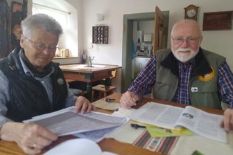 Clausnitzer erinnern an das "Rachelunglück" - Karin und Lothar Wunderlich bereiten den Gedenktag des "Rachelunglücks" in Clausnitz mit vor. 