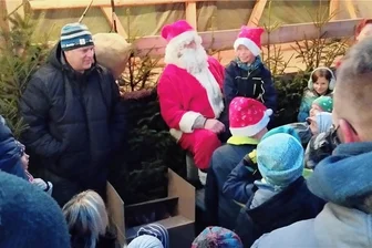 Clausnitzer feiern endlich wieder Dorfweihnacht - Der Weihnachtsmann kam ebenfalls zur Dorfweihnacht in Clausnitz. 