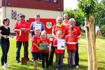 Clausnitzer Feuerwehr-Bambini holen sich die Natur vor die Haustür - Große Freude bei der Bambini-Feuerwehr Clausnitz. Die neuen Bäume sind gepflanzt.