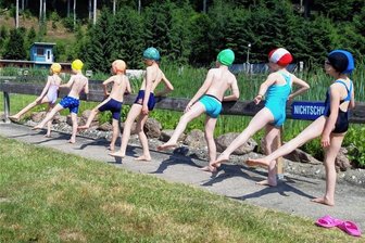 Clausnitzer Zweitklässler tauschen Schulbank gegen Schwimmbecken - Aufwärmübungen bevor es ins Wasser geht.