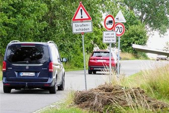 Claußnitz: Chemnitzer Straße soll neuen Belag erhalten - Die Chemnitzer Straße in Claußnitz soll zwischen dem Ortsausgang und einer S-Kurve an der Gemeindegrenze eine neue Decke erhalten. Autofahrer nutzen sie derzeit aber auch als Ausweichstrecke für die gesperrte B 107.