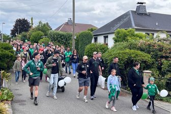 Claußnitz feiert 160 Jahre TSV mit Festumzug und Public Viewing - Mit einem Festumzug hat am Freitagabend die 160-Jahr-Feier des TSV Claußnitz 1864 begonnen.
