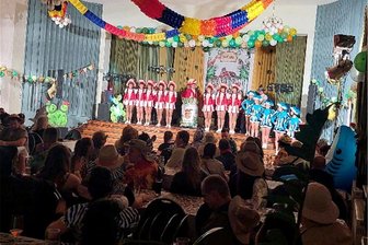 Claußnitz feiert Fasching mit DDR-Flair - Etwa 140 Gäste hatten 2023 im Gasthof „Roter Hirsch“ in Claußnitz Fasching gefeiert.