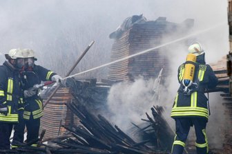 Claußnitz will Feuerwehreinsatz optimieren - Der Einsatz von Feuerwehren in Claußnitz soll durch eine neue Alarm- und Ausrückeordnung optimiert werden. Bei einem Brand in einer Holzhandlung in Diethensdorf 2006 waren neben der Claußnitzer Wehr, auch Kameraden aus Markersdorf, Diethensdorf und Röllingshain vor Ort.