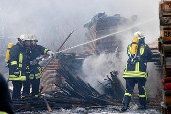 Claußnitz will Feuerwehreinsatz optimieren - Der Einsatz von Feuerwehren in Claußnitz soll durch eine neue Alarm- und Ausrückeordnung optimiert werden. Bei einem Brand in einer Holzhandlung in Diethensdorf 2006 waren neben der Claußnitzer Wehr, auch Kameraden aus Markersdorf, Diethensdorf und Röllingshain vor Ort.