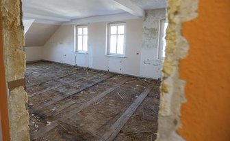 Claußnitz will weiter in Schule und Flutschutz investieren - Die Räume im Dachgeschoss der Claußnitzer Grundschule sollen mit neuen Bodenbelägen, neuer Elektrik und Sonnenschutz ausgestattet werden.