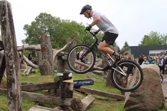 Claußnitzer Fahrradtrialer machen Diethensdorf zur Generalprobe für Deutsche Meisterschaft - Robin Lehnert konnte beim Heimspiel überzeugen und wurde Erster bei den Elite-Fahrern.