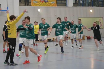 Claußnitzer Handballer jubeln über Derbysieg in Mittweida - Daniel Oertel (l.) war der gefeierte Spieler beim Claußnitzer Auswärtssieg in Mittweida.
