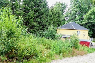 Claußnitzer Ortschef will Wahlversprechen einlösen - Wildwuchs und Mauerreste auf der Fläche oberhalb des Gebäudes der Röllingshainer Feuerwehr sollen nach den Plänen der Gemeinde Claußnitz beseitigt und auf dem Areal ein Spielplatz geschaffen werden.