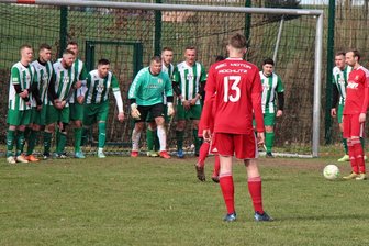 Claußnitzer Trainer und Funktionär hilft im Geisterspiel aus und bleibt ohne Gegentor - Der Claußnitzer Silvio Weber (M.) in Erwartung des indirekten Freistoßes der Rochlitzer. Der Claußnitzer Coach und Fußballchef hielt seinen Kasten mehr als 90 Minuten lang sauber.