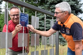 Clevere Köpfe in Falkenau gefragt: Wo das neue Bergbau-Memory zum Tüfteln anregt - Karl-Heinz Hahn, rechts und Mike Glöckner vom Heimatverein Falkenau präparieren das neue Element des Bergbauerlebnispfades, ein Memory-Spiel für die Familien.