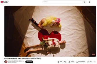 Clip „Multimillionär“ von Katja Krasavice mit Musiker vom Freiberger Theater geht viral - Teils verstörende Szenen: Der Videoclip „Multimillionär“ mit Katja Krasavice und Andreas Scholz.