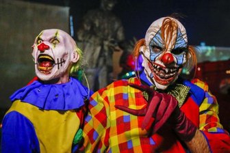 Clown bedroht 17-jährige Joggerin in Reinsberg mit Axt - 