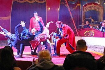 Clown bindet Publikum ein -