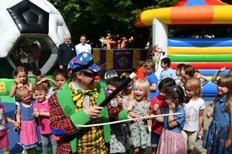 Clown geht auf Tour durch die Kindergärten - 