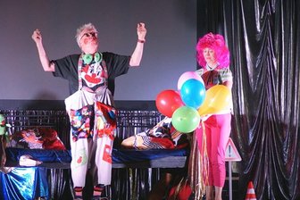 Clows helfen bei Verkehrserziehung in Zwickau - Farbenlernen mit Luftballons: Clown Hajo und Freundin bringen Kindern spielerisch bei, auf die sie im Straßenverkehr achten müssen.