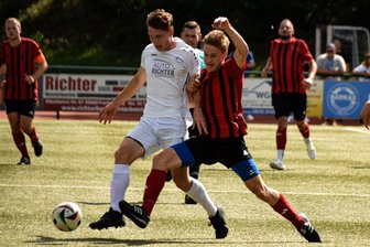 Co-Trainer des SV Germania Mittweida: „Alle haben das Derby im Kopf“ - Im Hinspiel gewannen die Mittweidaer, hier mit Moritz Eismann (r.) gegen Paul-Luis Eckhardt, im Frankenberger Hammertal mit 2:0.