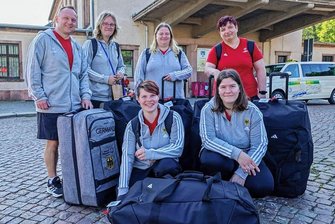 Coach aus Westsachsen ist sich sicher: Special Olympics in Berlin sind "definitiv ein Sprung nach vorne" - Berlin, Berlin, wir fahren nach Berlin: Die Vorfreude bei Trainer Ronny Weber und den Handballspielerinnen Peggy Beyer, Manuela Gottschlich, Andrea Zuchantke (hinten von links), sowie Lisa Haberland und Melanie Thoß (vorne von links) ist groß.