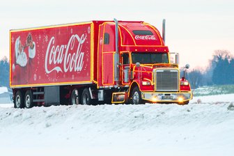 Coca-Cola-Truck in Freiberg: Datum steht fest - Ein Coca-Cola Truck im Dezember 2023 in der Nähe von München.