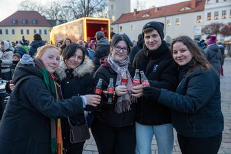 Coca-Cola-Truck zieht in Freiberg 17.000 Besucher an: Video und Bilder vom Abend - Anna, Vanessa, Julie, Ben und Carolin aus Freiberg sind seid 15.00 Uhr auf dem Schlossplatz.