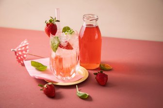 Cocktail-Sirups zum Selbermachen - so einfach geht's - Erdbeer-Basilikum-Sirup wird mit Crushed Ice und Tonic Water zur perfekten Erfrischung.