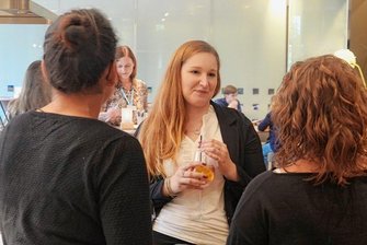 Cocktails und Karriere: So buhlt Helios in Zwickau um Ärzte und Pfleger - Anna-Christin Pohland vom Helios-Klinikum Plauen im Gespräch mit zwei Interessenten.