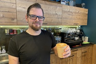 Coffee to go in der Chemnitzer Innenstadt: Die Preise und Angebote im Check - Betriebsleiter Michel Trafojer im „Café & Tee Contor“ auf der Inneren Klosterstraße.