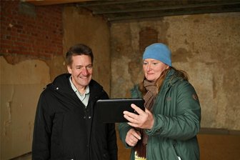 Colditz 2.0: Digitale Zeitreise durch Geschichte und Geheimnisse des Schlosses - Schlossleiter Peter Knierriem und Regina Thiede, Kuratorin Schloss Colditz, mit einem der Histopads in den künftigen Museumsräumen. Über den Tablet-Guide soll Historie lebendig werden.