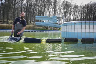 Colditz: Waldbad vor Saisonstart - Sebastian Schulze, Gruppenleiter Bäder bei Veolia, entfernt aus einem Becken des Waldbades Colditz die Eisdruckpolster.