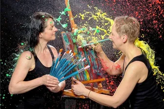 Color-Splash: Fotostudio Knabe macht die Reichenbacher wieder nass - Beim letzten Shooting vor der Corona-Pause waren auch die Zwickauer Hobby-Malerinnen Heidi (rechts) und Annett am Start. Für Samstag gibt es 25 Termine, noch sind einige davon frei. 