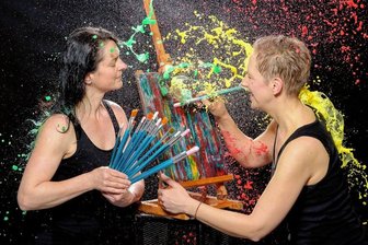 Color-Splash: Fotostudio macht die Vogtländer nass - Beim letzten Shooting vor der Corona-Pause waren auch die Zwickauer Hobby-Malerinnen Heidi (rechts) und Annett am Start. Für Samstag gibt es 25 Termine, noch sind einige davon frei. 
