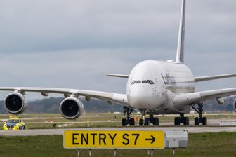 Comeback des A380: Luxus-Umbau für Lufthansa sichert Jobs in Sachsen - Ihre A380 setzt die Lufthansa planmäßig von München nach Los Angeles, San Francisco und New York ein.