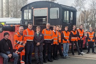 Comeback einer Lok-Legende: Junge Leute holen bei der Länderbahn im Vogtland die „Kö“ zurück aufs Gleis - Jahrzehntelang war die „Kö 4594“ Blickfang am Tor des Länderbahn-Betriebshofes in Neumark. Jetzt ging es via Tieflader nach Glauchau.