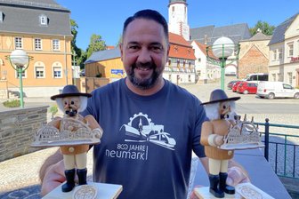 Comeback eines Neumarker Verkaufsschlagers - „wenn‘s alle ist, hört‘s auf“ - Gerade eingetroffen. Peter Wehrle mit zwei Vertretern der Räuchermann-Serie „800 Jahre Neumark“. Die zweite Auflage wird anders als im Vorjahr am Stück verkauft - ab Montag.