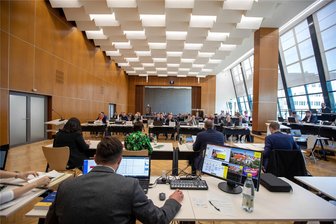 Comeback für Plauens Ratssaal: Grüner als erster im Saal, AfD-Politiker auf Abwegen - Rückkehr nach viereinhalb Jahren: Am Dienstagnachmittag tagte der Plauener Stadtrat erstmals wieder im sanierten Rathaus. Das Bild ist vertraut, der Denkmalschutz achtete auf den Erhalt der Struktur des Ratssaales.