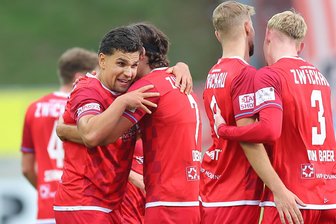 Comeback nach 434 Tagen: Cemal Sezer trifft jetzt für den FSV Zwickau – hat sich Carl Zeiss Jena verzockt? - Supereinstand: Cemal Sezer (links) nach seinem Tor zum 2:0 gegen Luckenwalde.
