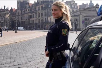 Comeback von „Deutschlands schönster Polizistin“: Wo die Dresdnerin Adrienne Koleszár jetzt Streife fährt - Ein Foto aus alten Zeiten: Adrienne Koleszár als Polizistin in der Dresdner Altstadt.