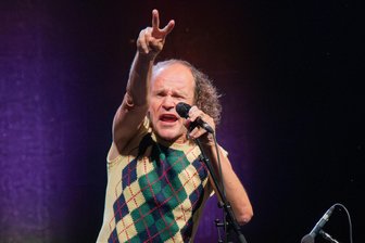 Comedian Olaf Schubert in Bad Elster voll in Fahrt - Olaf Schubert bei seinem Auftritt im ausverkauften Naturtheater in Bad Elster.