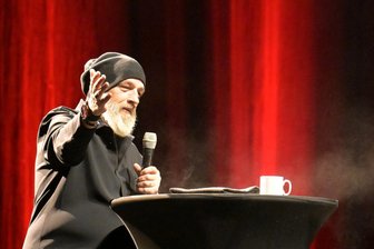 Comedian Torsten Sträter schiebt in Zwickau Überstunden - Torsten Sträter bot in der Sparkassen-Arena ein dreistündiges Programm.