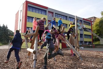Comeniusschule: Spielgeräte im Außengelände und Technik im Klassenzimmer -